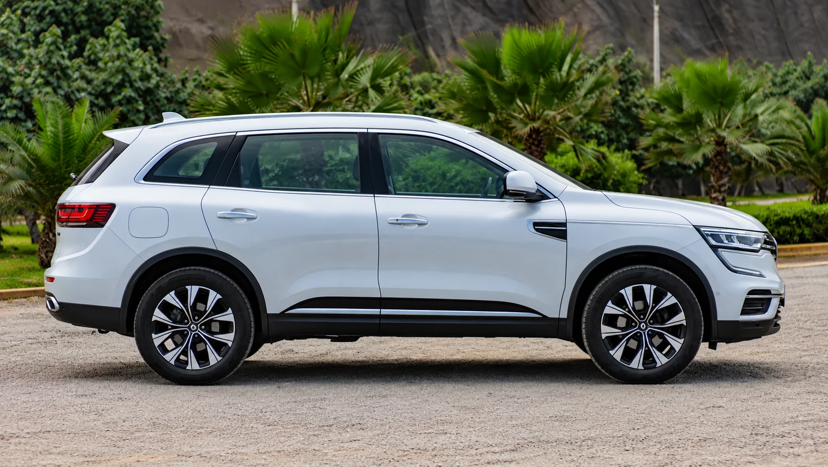 Renault Koleos en perfil lateral, con el habitáculo vacío y sin motos alrededor