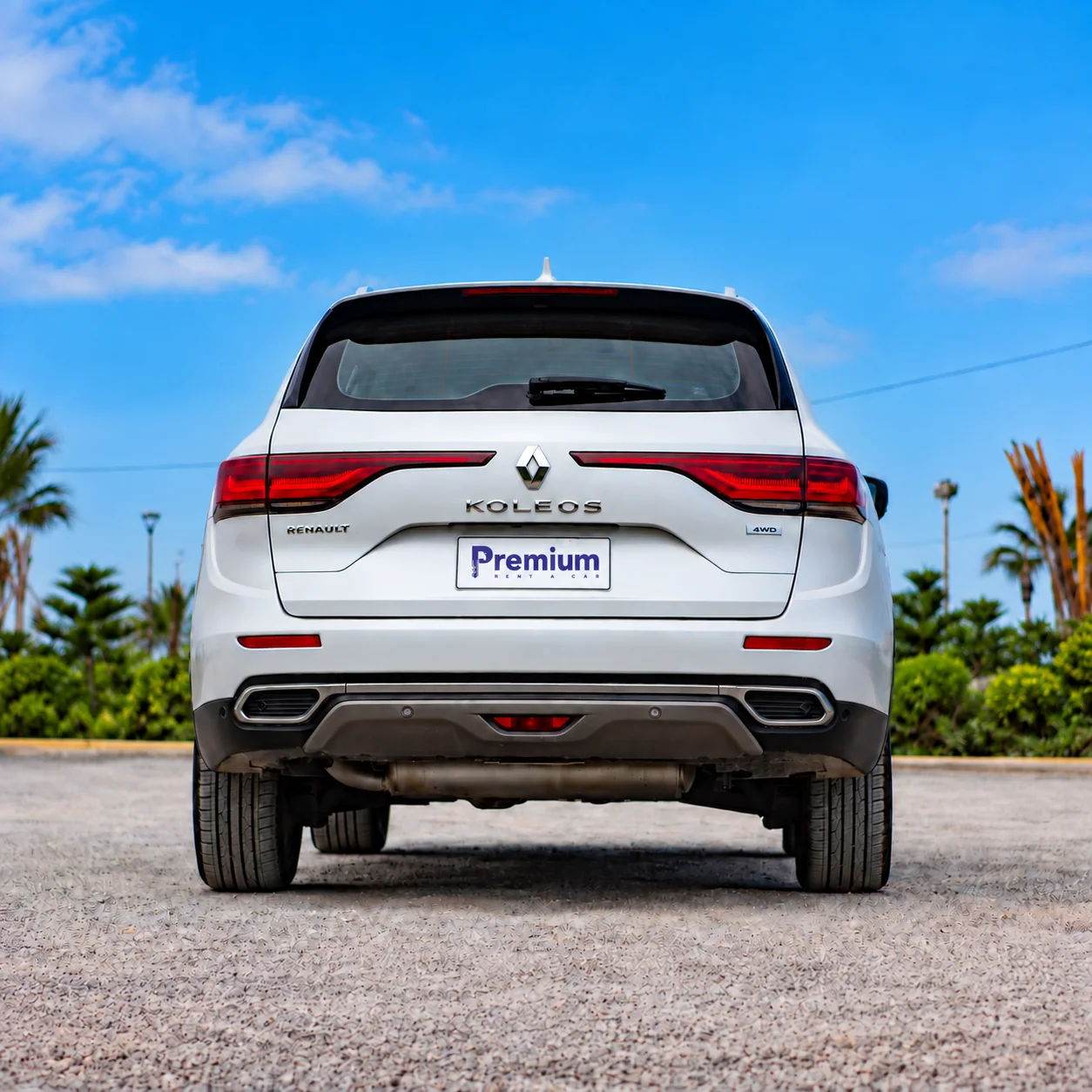 Vista posterior de la Renault Koleos, sobre pavimento sin escalón amarillo