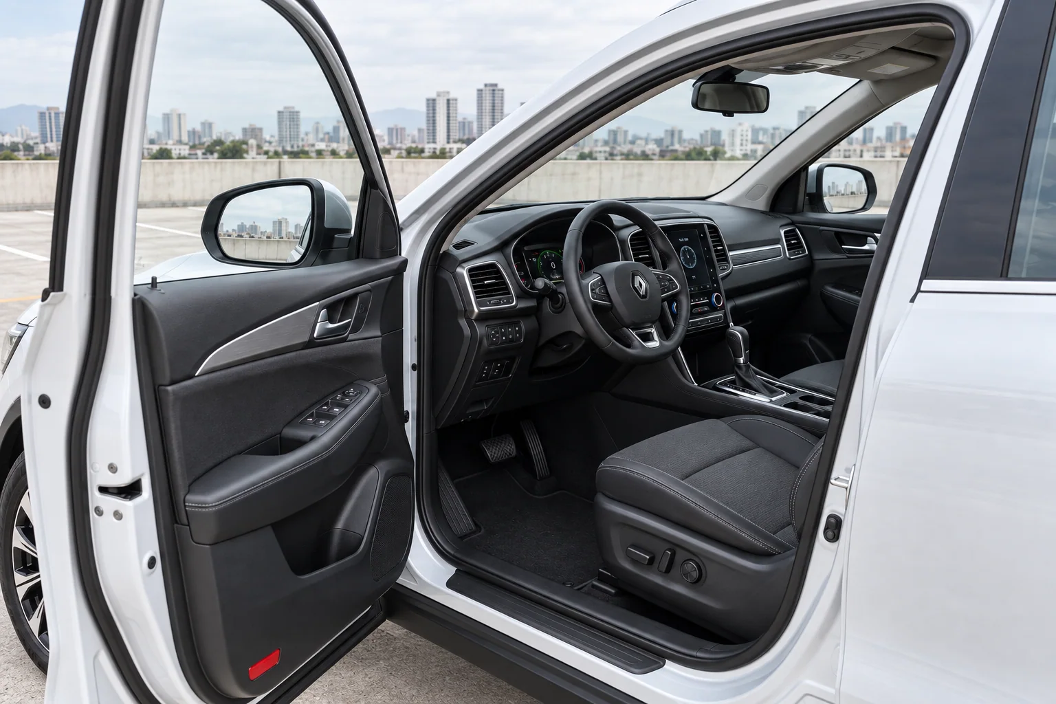 Renault Koleos Privilege con la puerta del piloto abierta y el tablero visible