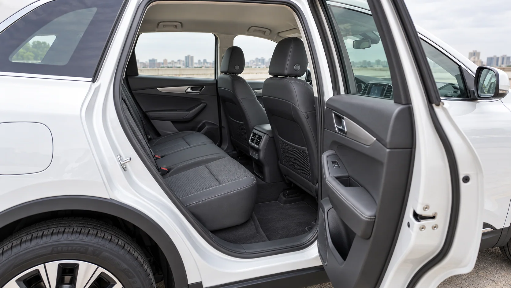 Renault Koleos Privilege con la puerta trasera abierta y la segunda fila visible